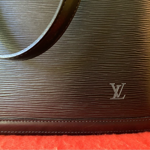 Louis Vuitton Epi Lussac/ Black - Picture 2 of 9